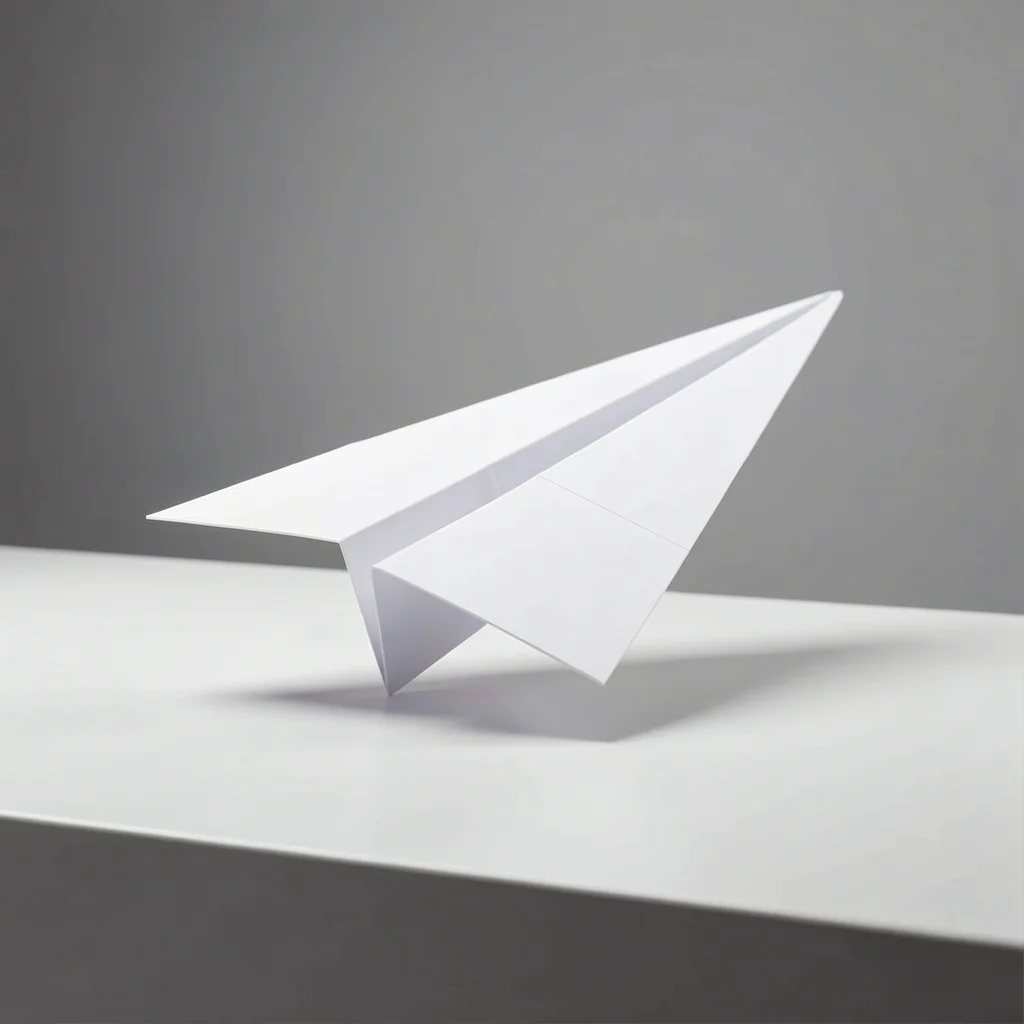 Avião de papel minimalista sobre mesa limpa, simbolizando simplicidade e eficiência em processos