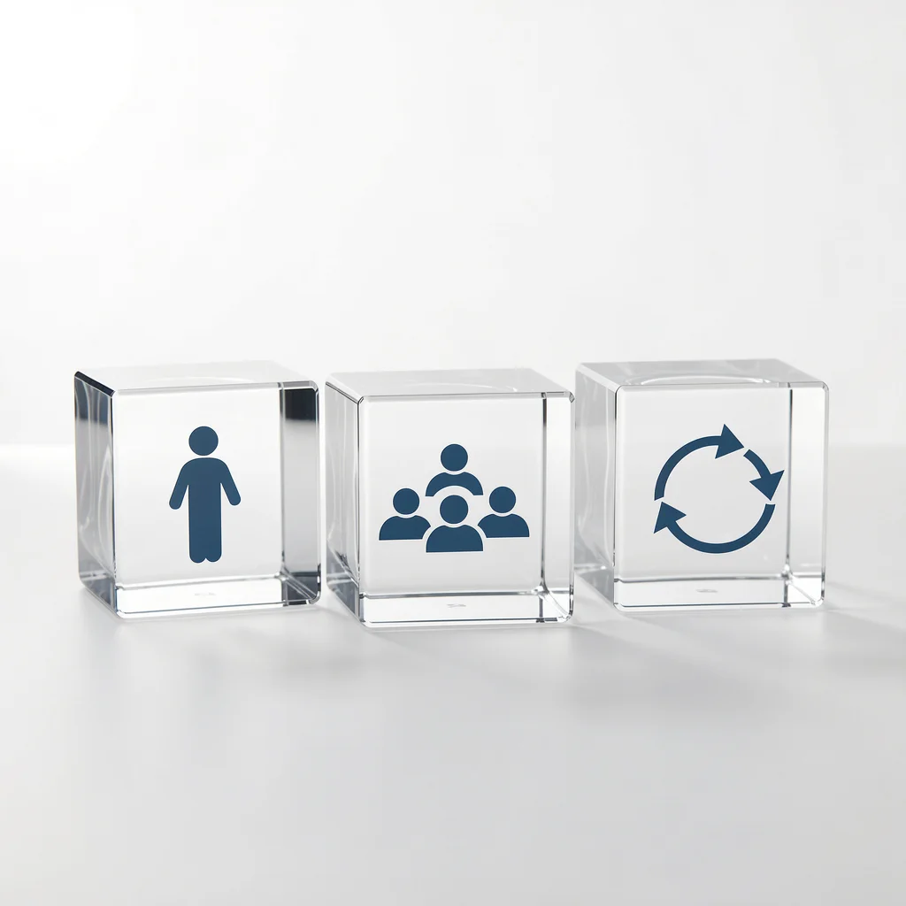 Três cubos de vidro com ícones abstratos representando formatos de consultoria: individual, em grupo e assinatura