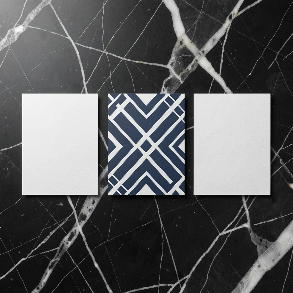 Três cartões de visita elegantes sobre mármore escuro, cada um com um padrão geométrico abstrato representando diferentes ferramentas de link na bio.